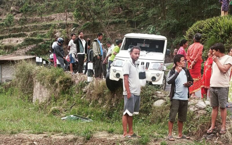 सिन्धुपाल्चोकमा बोलेरो दुर्घटनामा १२ जना घाइते, दुईको अवस्था गम्भीर