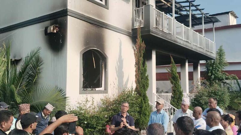 आगजनीबाट ध्वस्त घरअगाडि पत्रकार सम्मेलन