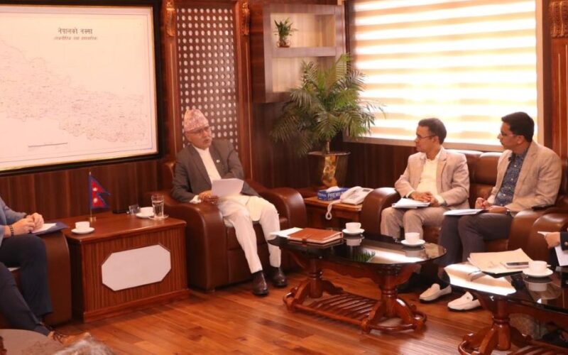 अर्थमन्त्री खनालसँग अमेरिकी राजदूत थोम्पसनको शिष्टाचार भेट