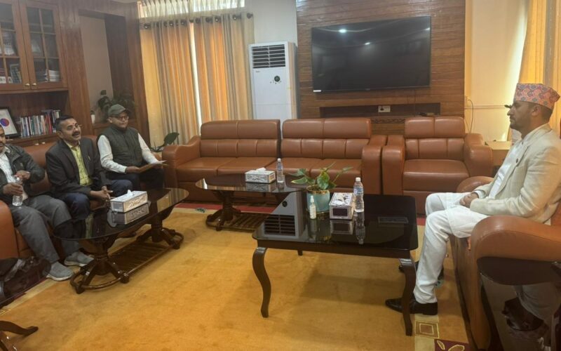 सूचना हकलाई व्यवहारमा उतार्ने प्रतिबद्धता मन्त्री खरेलको