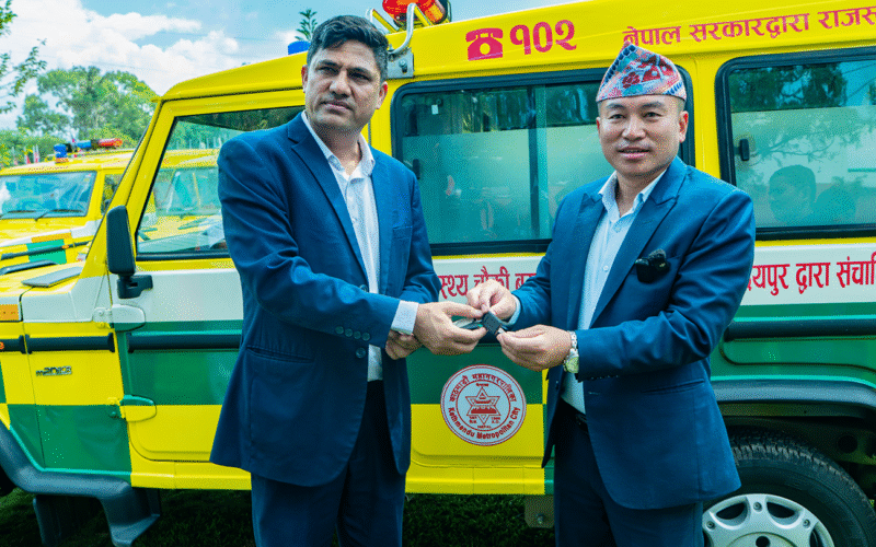 स्वास्थ्य सेवा पहुँचका लागि कदम: ३५ दुर्गम गाउँपालिकालाई एम्बुलेन्स वितरण