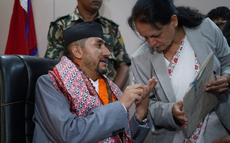 नवनियुक्त सञ्चारमन्त्री खरेलद्वारा पदभार ग्रहण