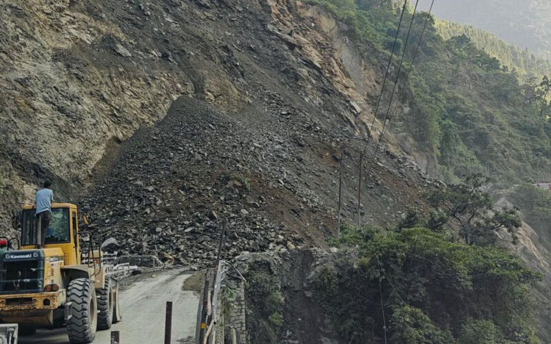 तुइनखेलामा पहाडै खस्यो, यातायात बन्द