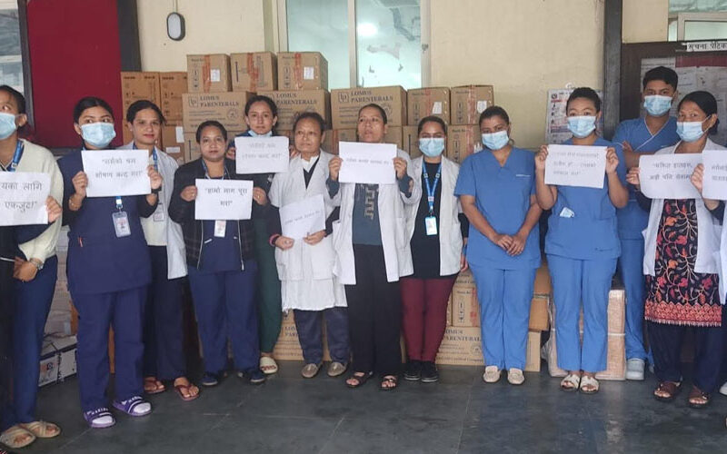 प्रदेश अस्पताल गोरखामा शुक्रबार बिहान देखी नर्सहरुको धर्ना