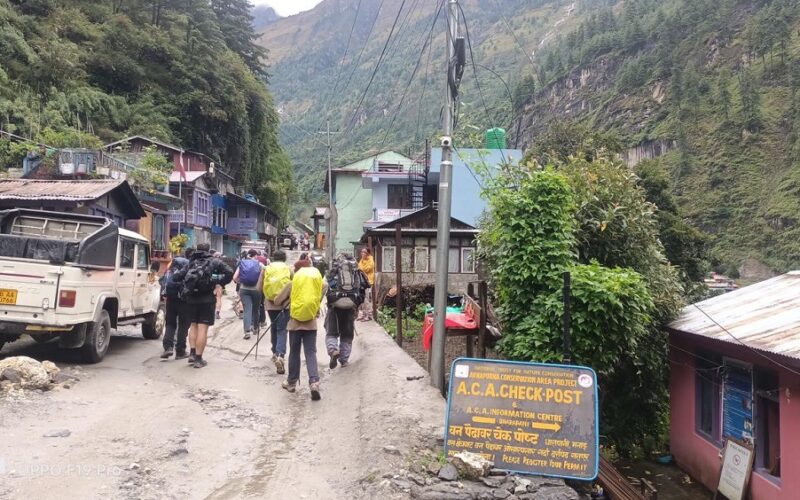 दैनिक हजार बढी पर्यटक मनाङ पुग्दै