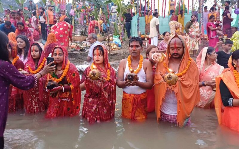 उदाउँदो सूर्यलाई अर्घ्य दिएर समापन गरियो छठ