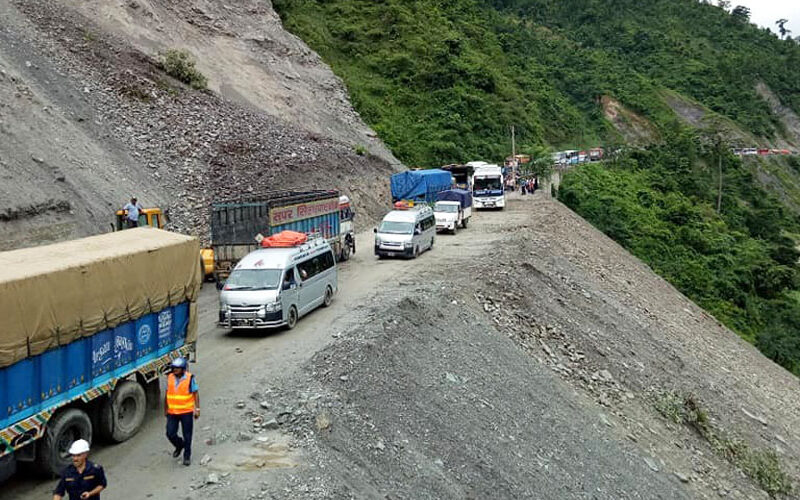 पहिरोका कारण नारायणगढ–मुग्लिन सडक अवरुद्ध