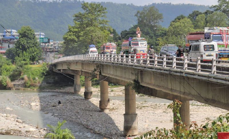 मर्मत हुन नसक्दा जोखिम बन्दै हेटौँडाको राप्ती पुल
