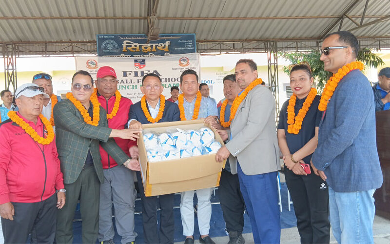 नवलपुरका २१ विद्यालयमा फुटबल वितरण