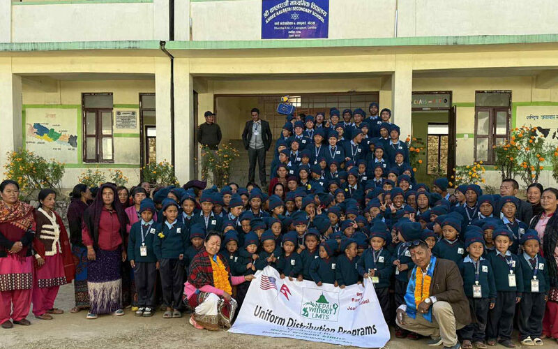 विद्यार्थीलाई स्वीटर र टोपी वितरण