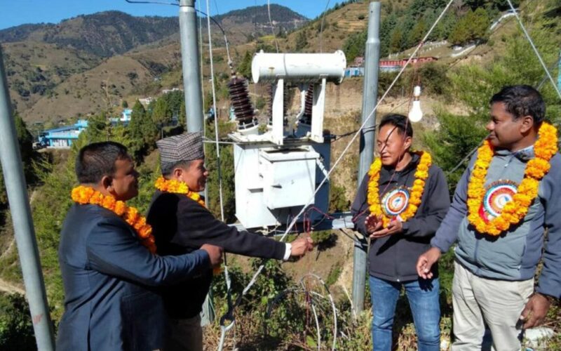 थबाङमा  विद्युतको केन्द्रीय प्रसारण लाइन जोडियो