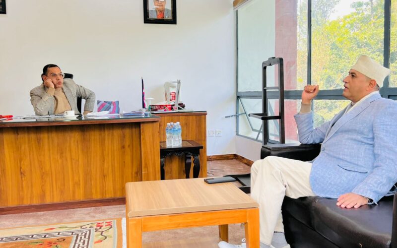 गृहमन्त्री आर्याल र निवर्तमान सांसद खतिवडाबिच भेटवार्ता