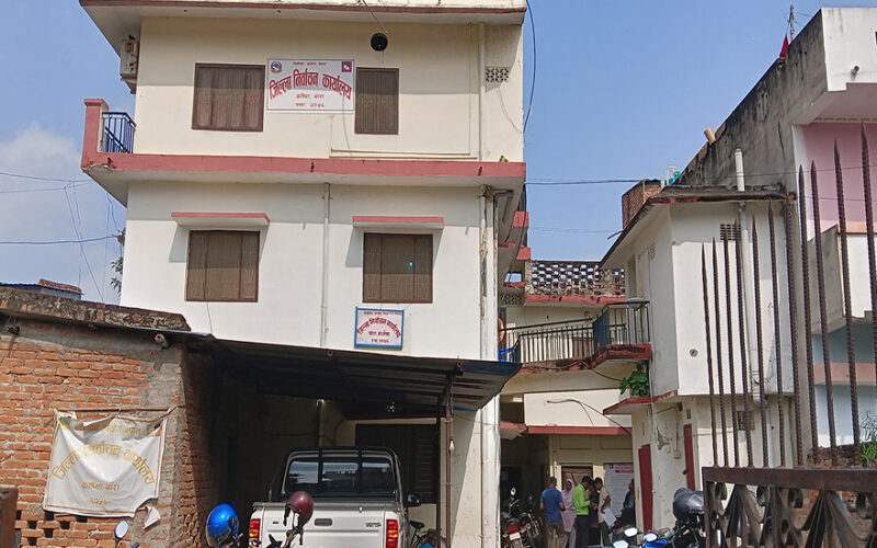 निर्वाचन नजिकिँदै गर्दा बारामा मतदाता नामावलीमा नाम दर्ता गर्नेको भिड