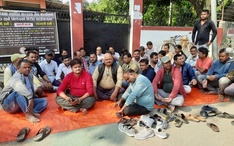 करदाता सेवा कार्यालय अनयन्त्र सार्ने निर्णयको विरोधमा सप्तरीका उद्योगी व्यवसायीहरु धर्नामा