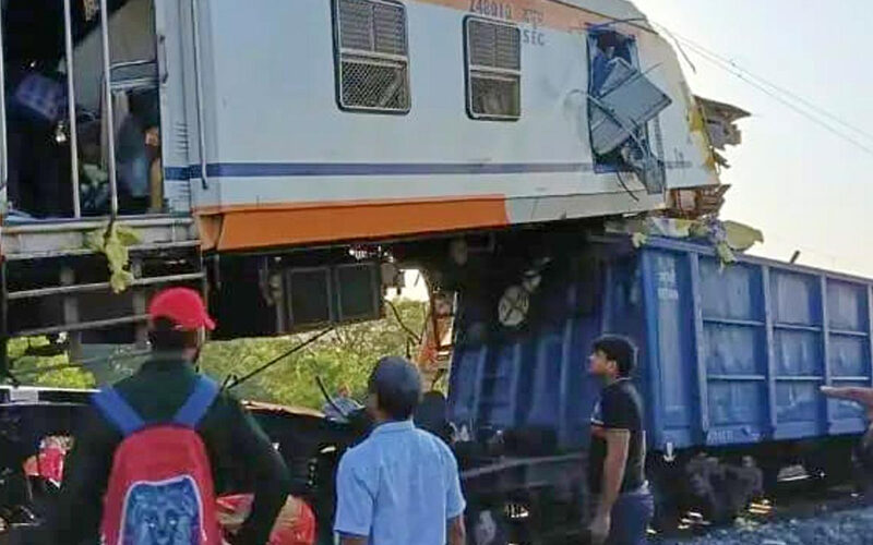 मध्य भारतमा रेल दुर्घटना हुँदा  कम्तीमा ११ जनाको निधन