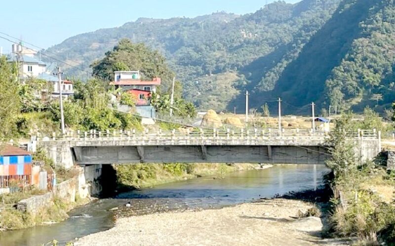 कास्कीमा दुई पुल प्रयोगविहीन