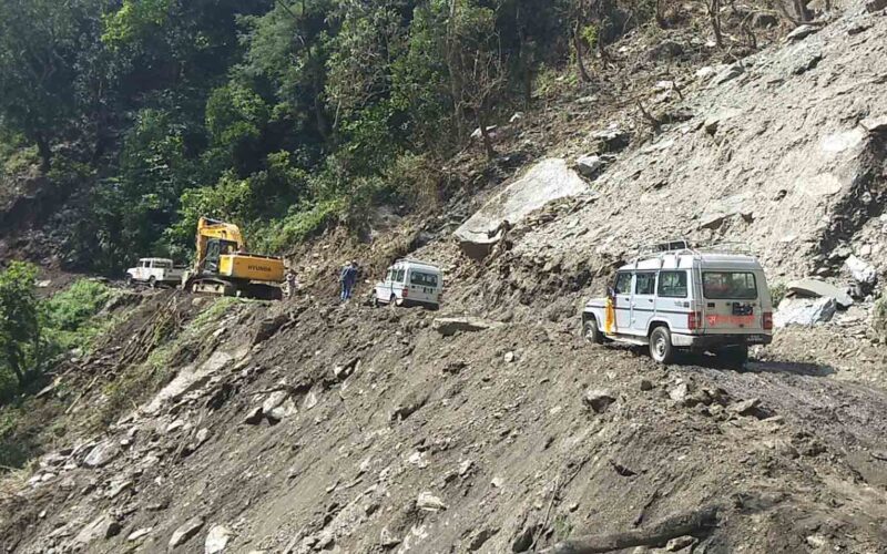स्थानीयले अवरुद्ध गरेको अरनिको राजमार्ग सुचारू