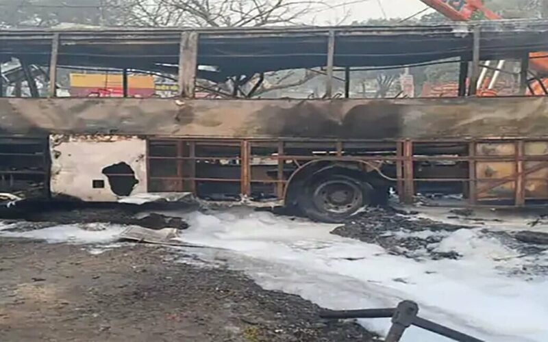 भारतको बलरामपुरमा बस दुर्घटना