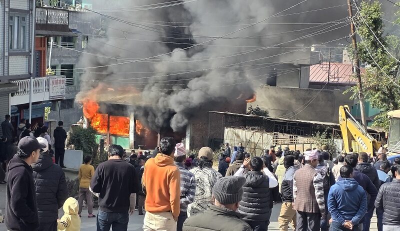 गुल्मी तम्घासको अटो वर्कमा भीषण आगलागी