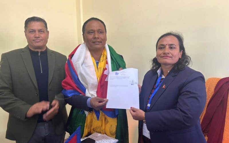 कुलमान घिसिङले काठमाडौँ–३ बाट गराए उम्मेदवारी दर्ता