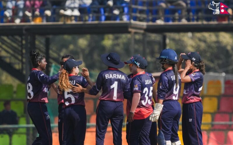 नेदरल्यान्ड्सविरुद्ध नेपालले बलिङ गर्दै