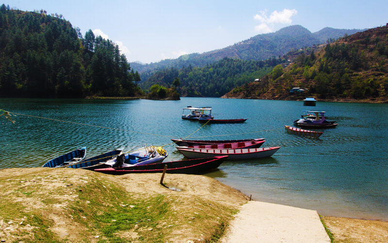 मकवानपुरको इन्द्र सरोवरमा पानी बोकेको गाडी खस्यो