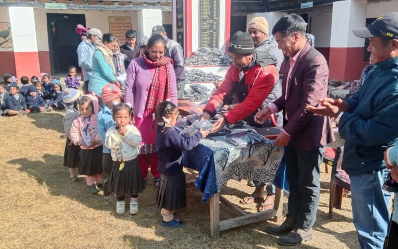 शिक्षक विद्यार्थीलाई न्यानो कपडा