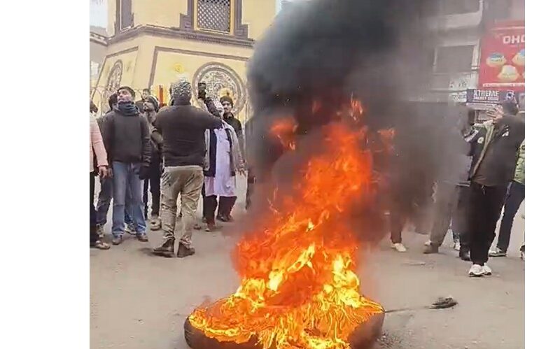 धनुषामा मस्जिद तोडफोडको विरोधमा वीरगञ्ज तनावग्रस्त, ५ राउण्ड अश्रुग्यास प्रहार