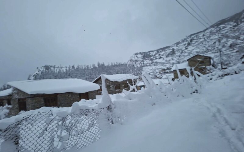 भारी हिमपातले मध्यपहाडी लोकमार्ग अवरुद्ध