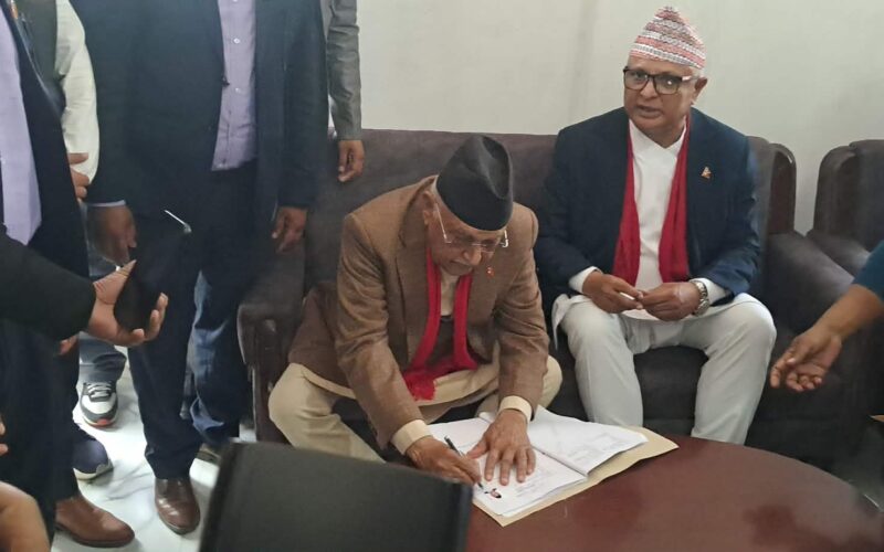 बालेनसँग भिड्न ओलीले दर्ता गराए झापा–५ बाट उम्मेदवारी