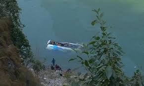 रामेछाप बस दुर्घटना : मृतकको संख्या ९ पुग्यो, गोताखोरको टोलीद्वारा खोजी जारी