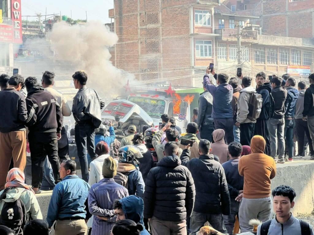 बनेपामा टिपरको ठक्करबाट एक जनाको मृत्यु, टिपरमा आगजनी