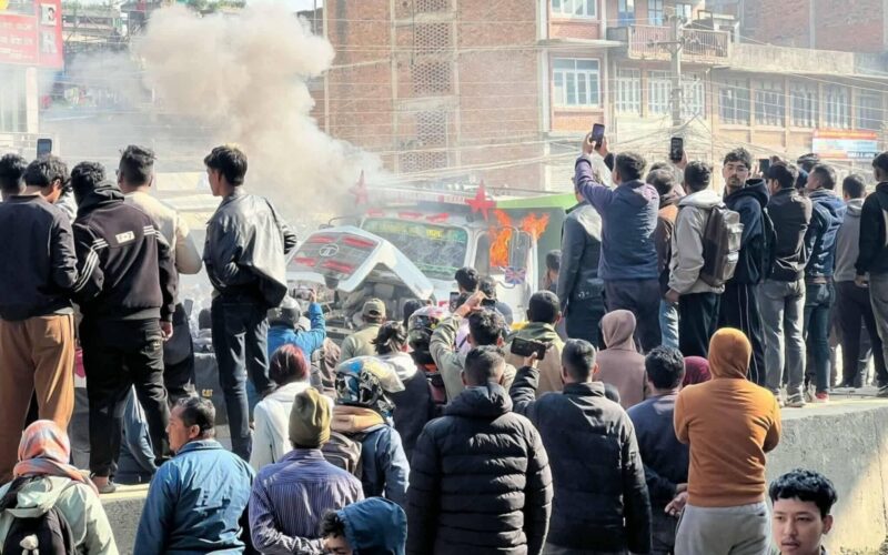 बनेपामा टिपरको ठक्करबाट एक जनाको मृत्यु, टिपरमा आगजनी