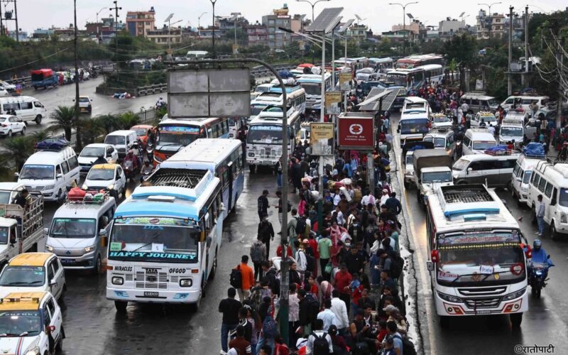 प्रतिनिधिसभा निर्वाचनः दुई दिनमा काठमाडौँबाट ८० हजार यात्रु बाहिरिए