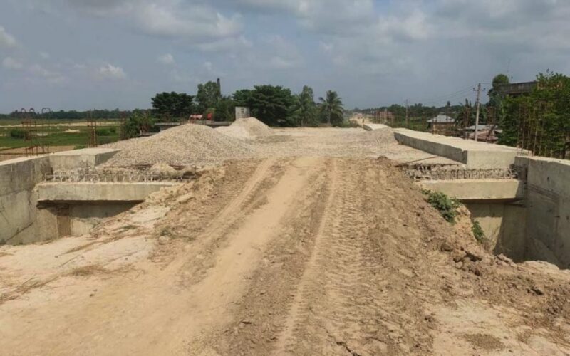 हुलाकी राजमार्गका साँघुरा पुललाई चारलेनमा विस्तार गरिँदै