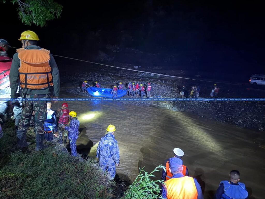 बीपी राजमार्गमा अलपत्र ८९ जना यात्रुको उद्धार : ५ वटा गाडीलाई सुरक्षित ठाउँमा सारियो