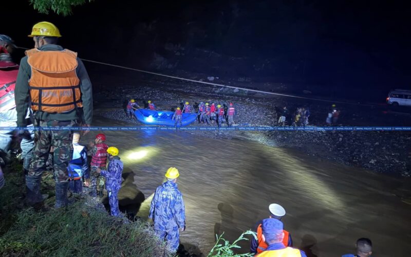 बीपी राजमार्गमा अलपत्र ८९ जना यात्रुको उद्धार : ५ वटा गाडीलाई सुरक्षित ठाउँमा सारियो