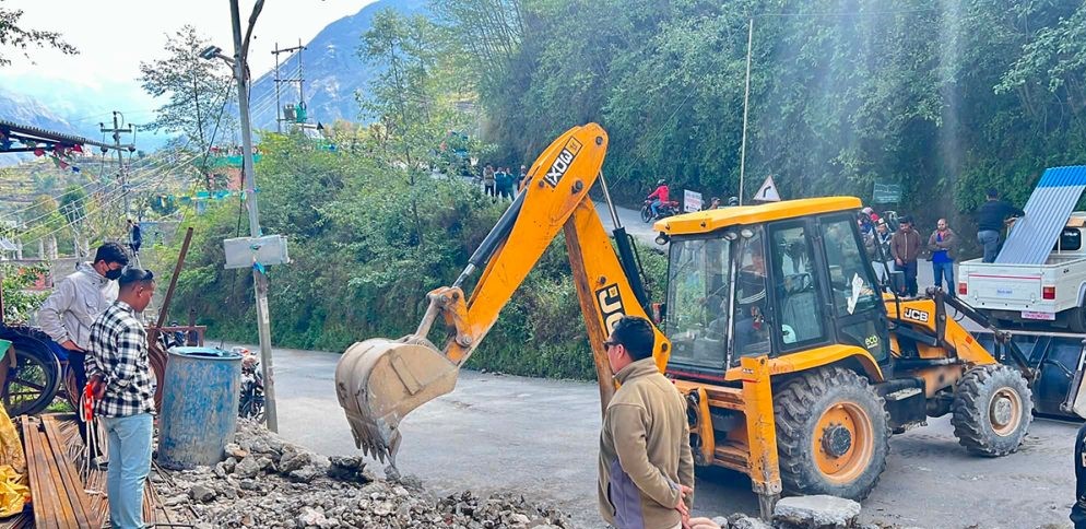 रुकुमपूर्वमा पनी चल्योे डोजर