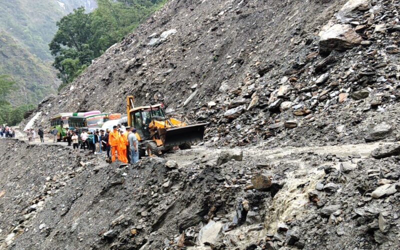 म्याग्दीको सिरुवारीमा पहिरो खसेपछि बेनी–जोमसोम सडक अवरुद्ध