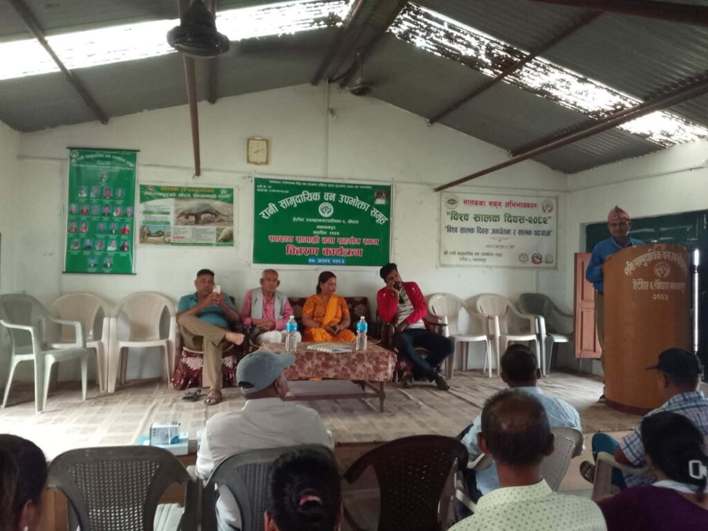 स्वास्थ्य चौकी र मन्दिरलाई रानी सामुदायिक  वनको सहयोग