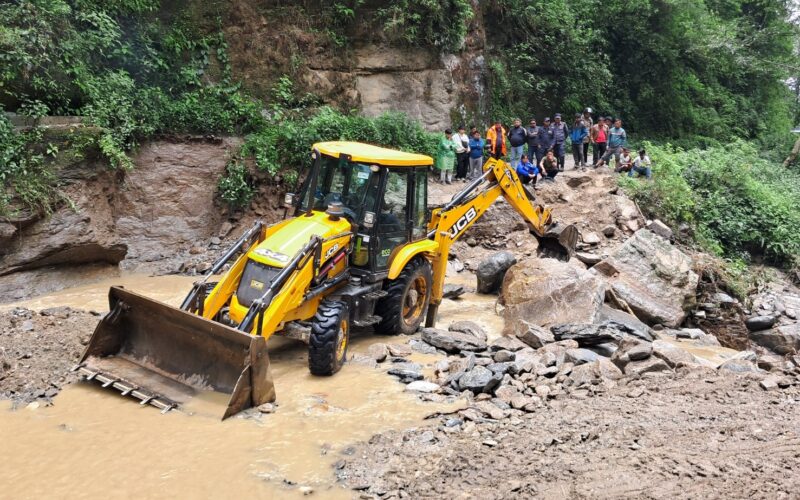 बाढीले अवरुद्ध खोटाङको दिक्तेल–चखेवाभञ्ज्याङ सडक सञ्चालन