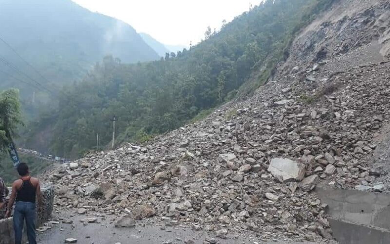 नारायणगढ–मुग्लिन सडक खण्ड पहिरोले अवरुद्ध