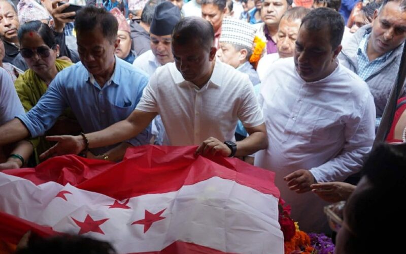 गोपालमान श्रेष्ठको पार्थिव शरीरमा गगन थापाले ओढाए पार्टीको झन्डा
