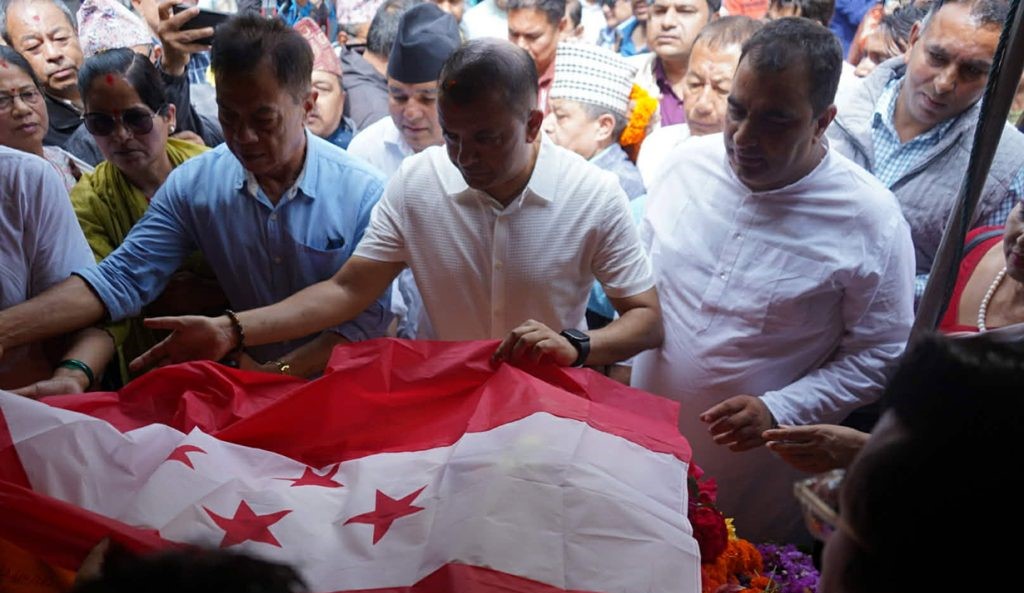 गोपालमान श्रेष्ठको पार्थिव शरीरमा गगन थापाले ओढाए पार्टीको झन्डा