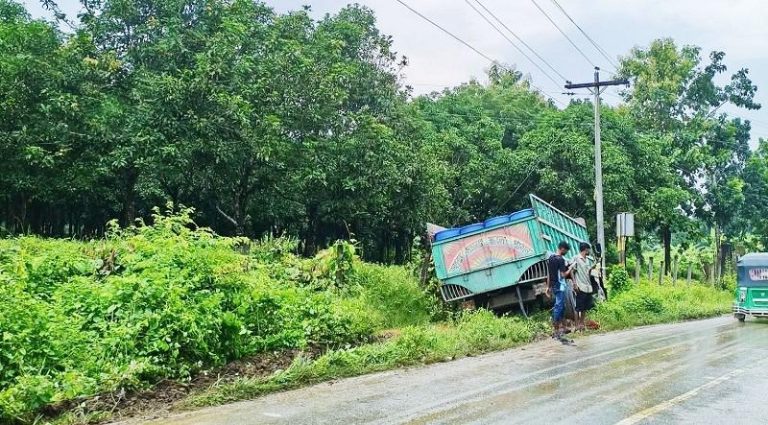 मकवानपुरमा साइड दिने क्रममा डिब्बा ट्रक दुर्घटना, चालक घाइते