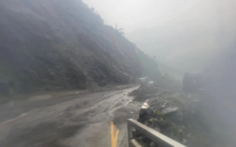 माथिबाट ढुंगा खस्दा मुग्लिन–नारायणगढ सडकखण्ड एकतर्फी अवरुद्ध