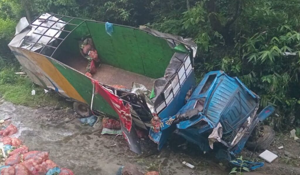 मकवानपुरमा तरकारी बोकेको ट्रक दुर्घटना : एकजनाको मृत्यु, चालक घाइते